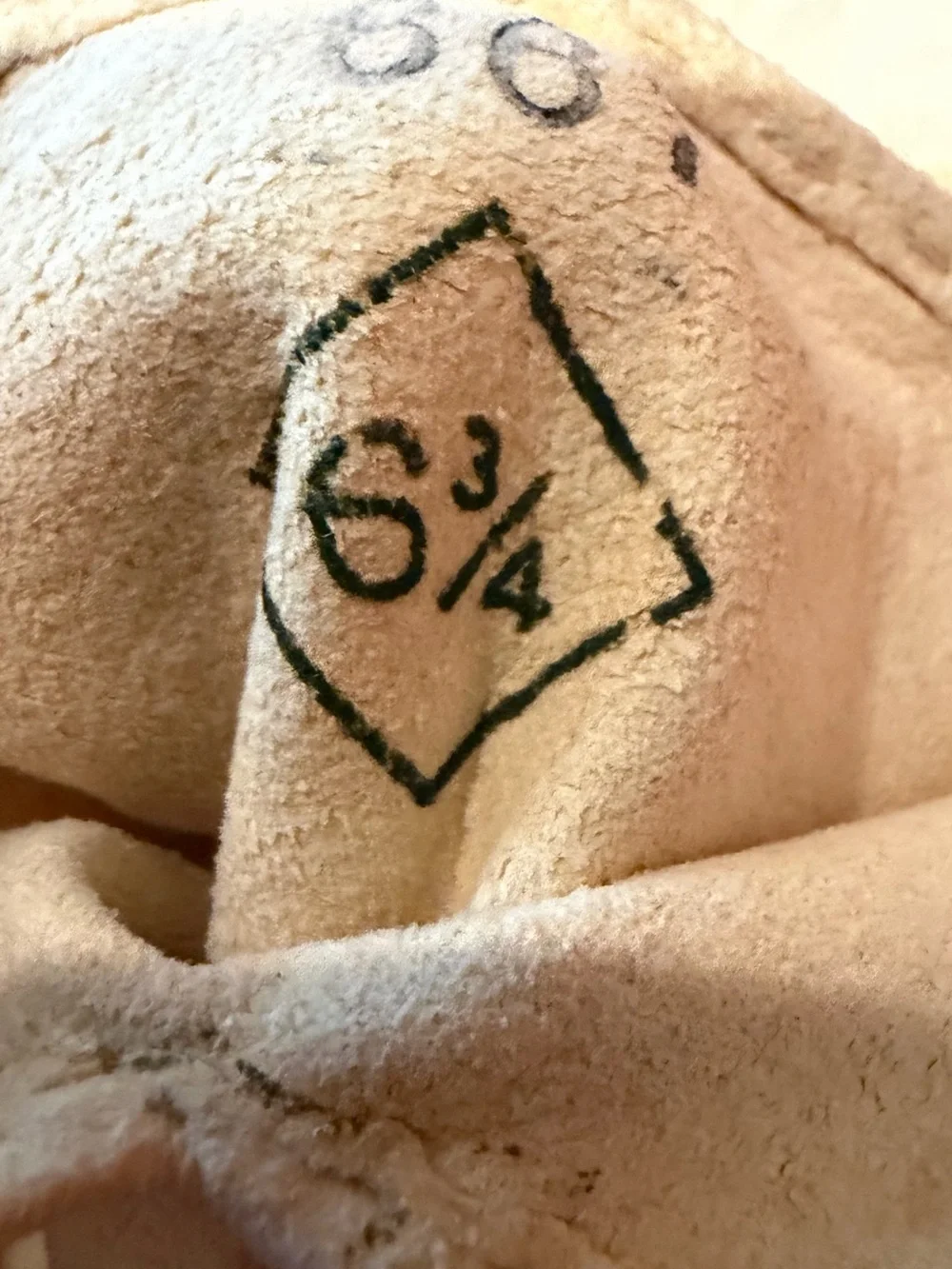 Source Unknown Light Yellow Leather Women's Gloves with Stitch Detail